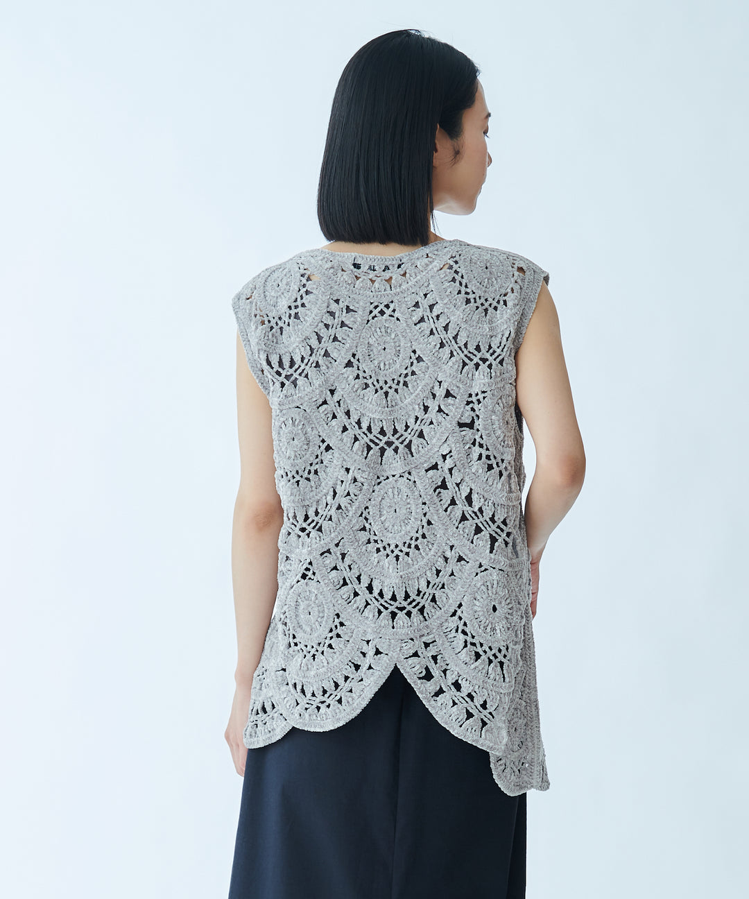 サークル刺繍アシンメトリーデザイントップス
