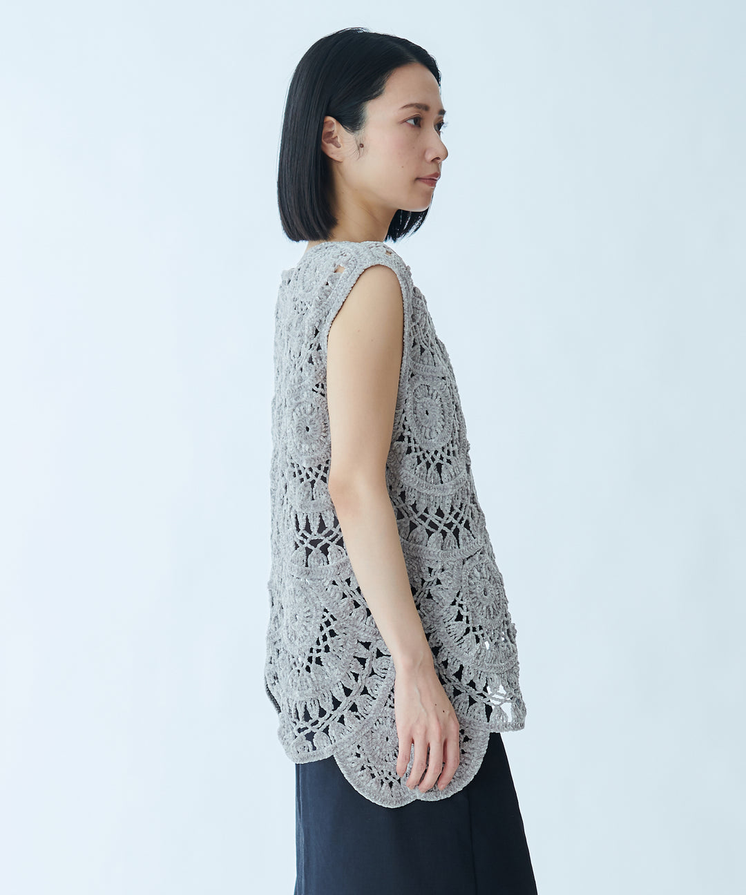サークル刺繍アシンメトリーデザイントップス