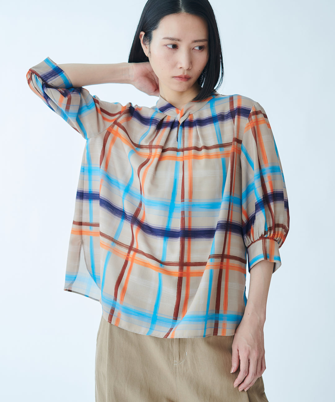 モデル H：165cm / 38 / ベージュ系