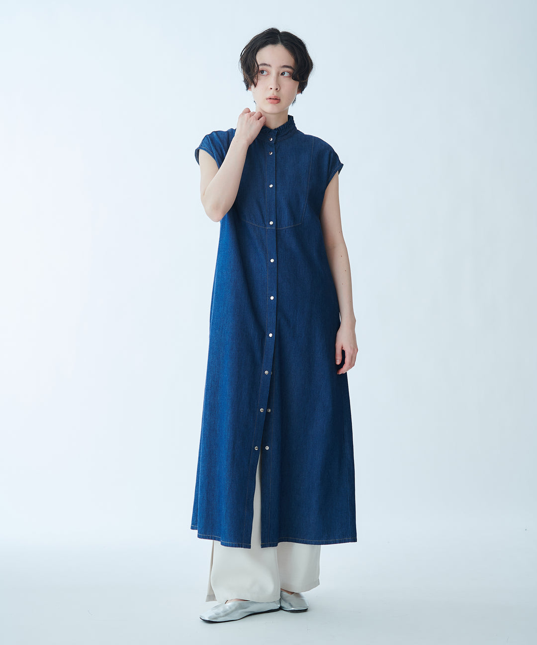 Denim dress with ruffled collar