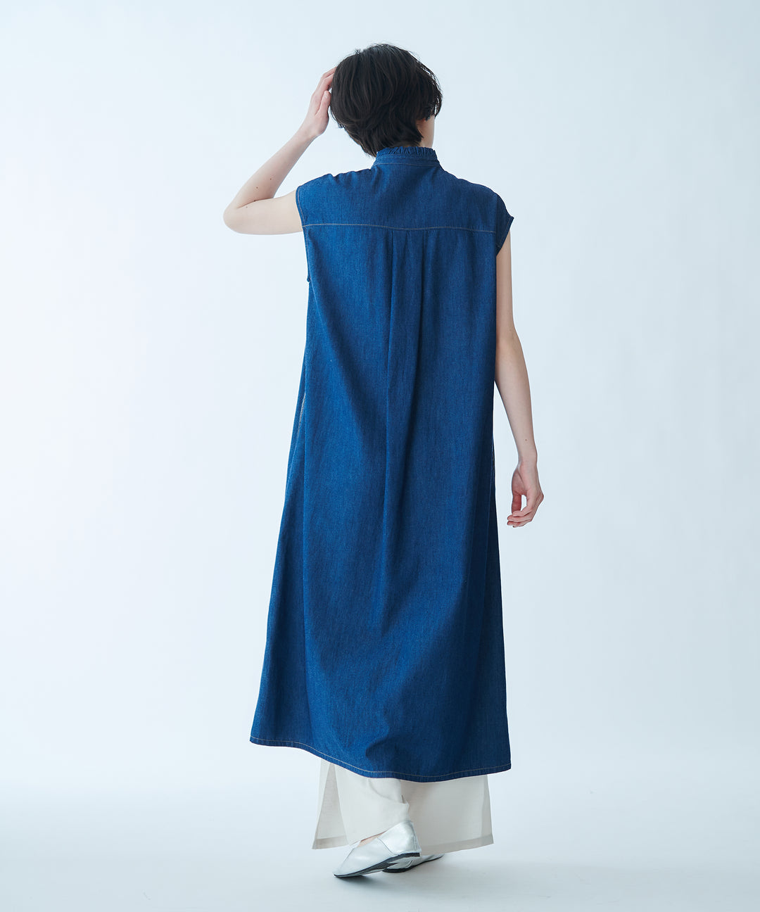 Denim dress with ruffled collar