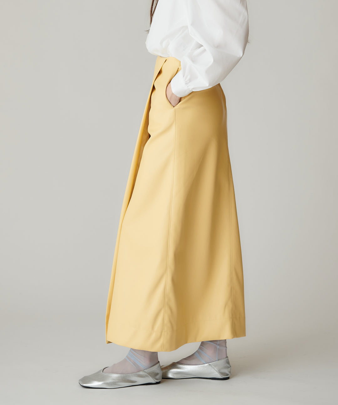 フェイクレザーIラインスカート