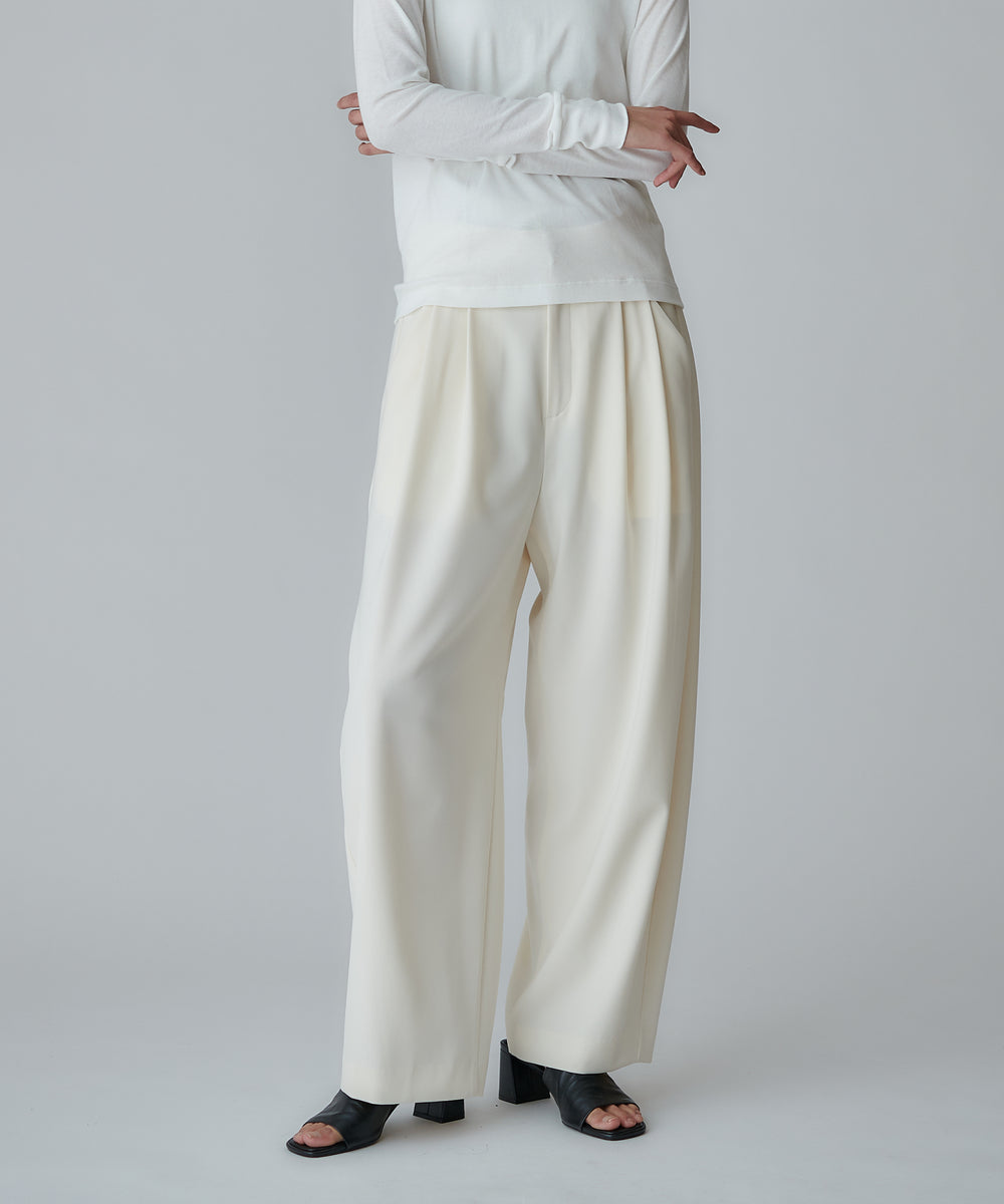 モデル H：175cm / 38 / オフホワイト