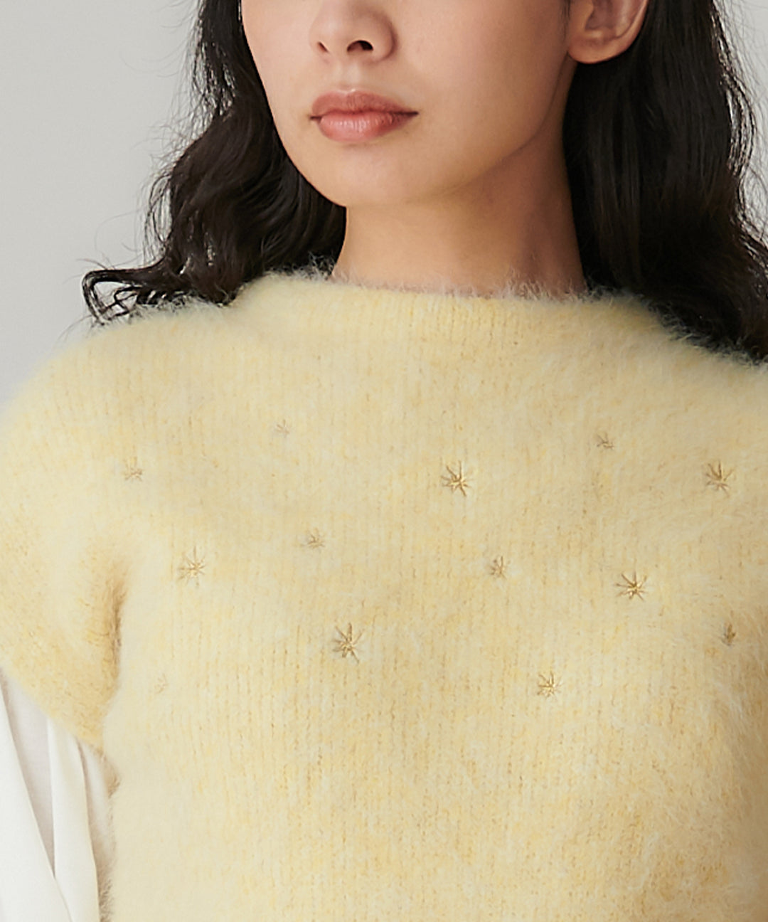 ラメ刺繍モックネックニットベスト