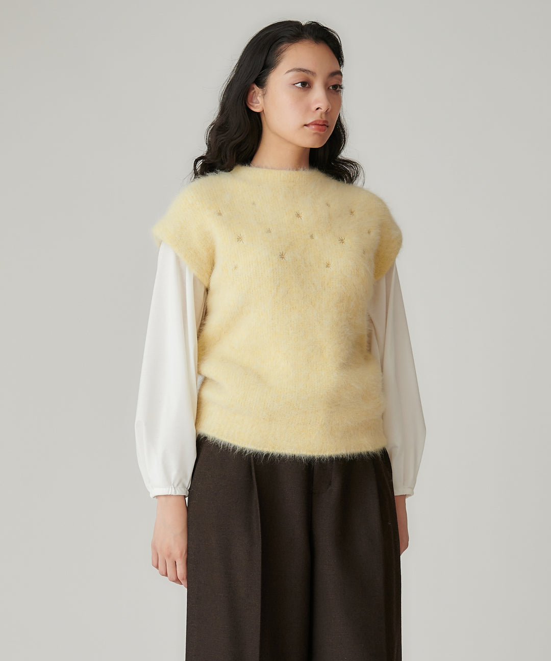 ラメ刺繍モックネックニットベスト