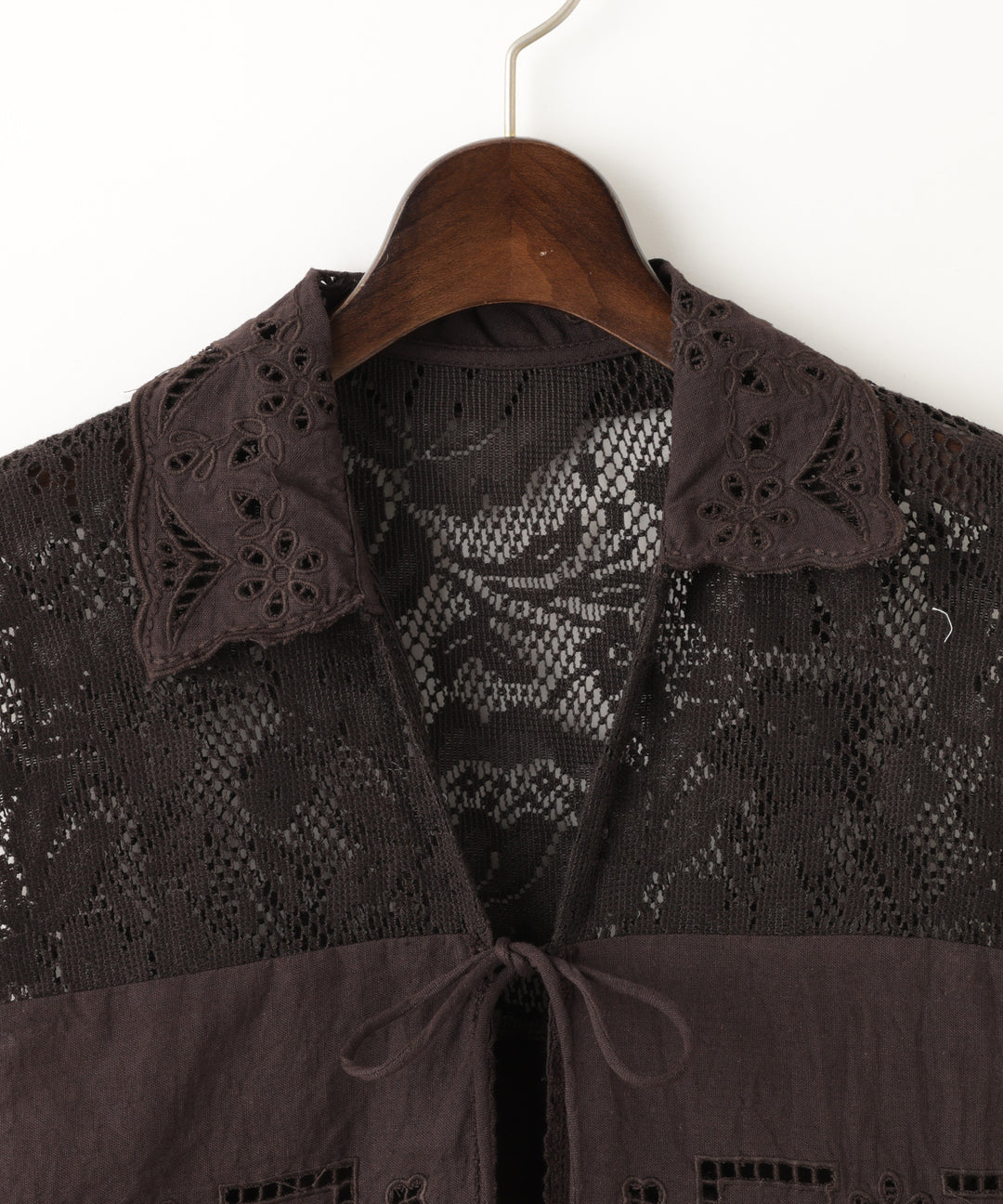 カットワーク刺繍ジレ