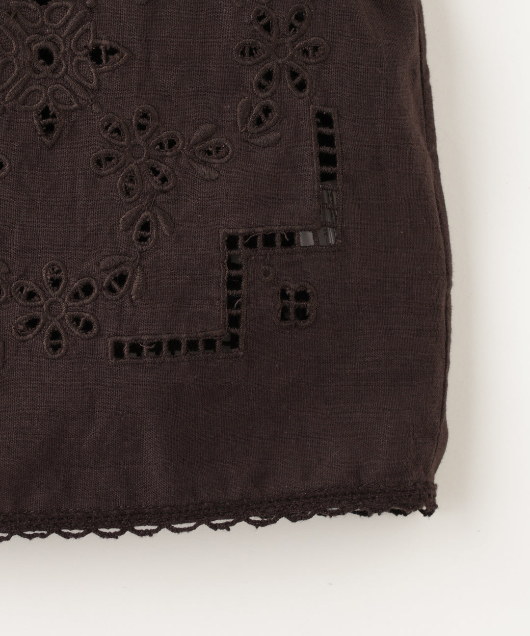 カットワーク刺繍ジレ