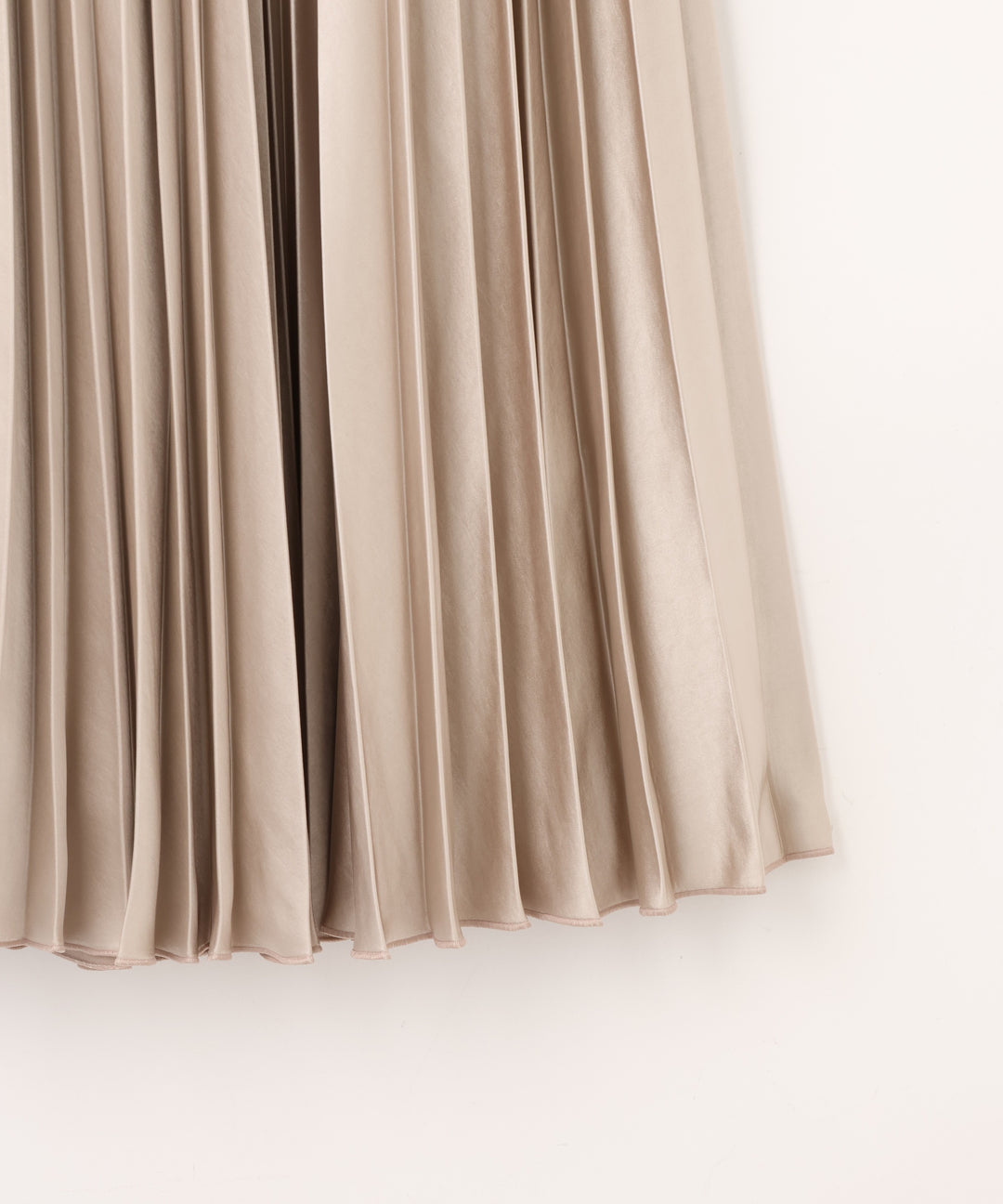 エアリーサテンプリーツスカート