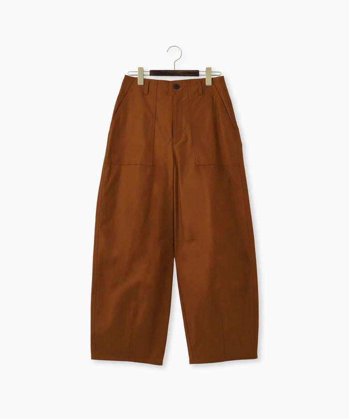カーヴィーシルエットパンツ