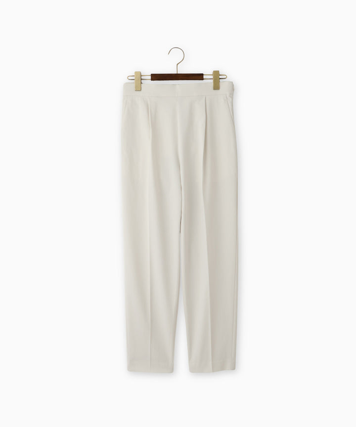 テーパードパンツ