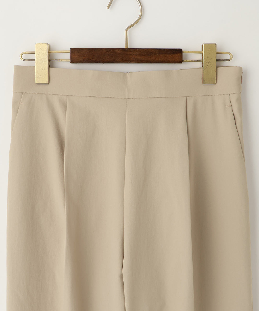 テーパードパンツ