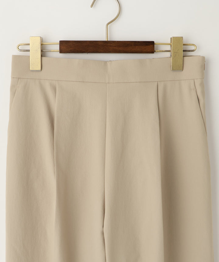 テーパードパンツ