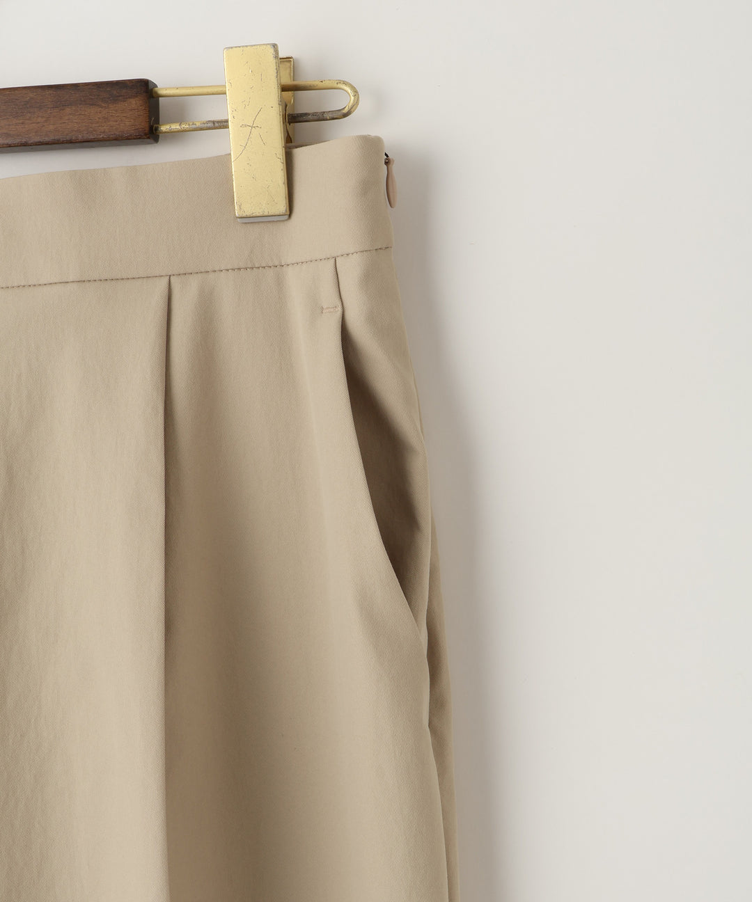 テーパードパンツ