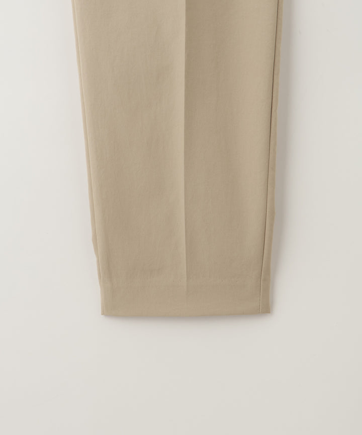 テーパードパンツ