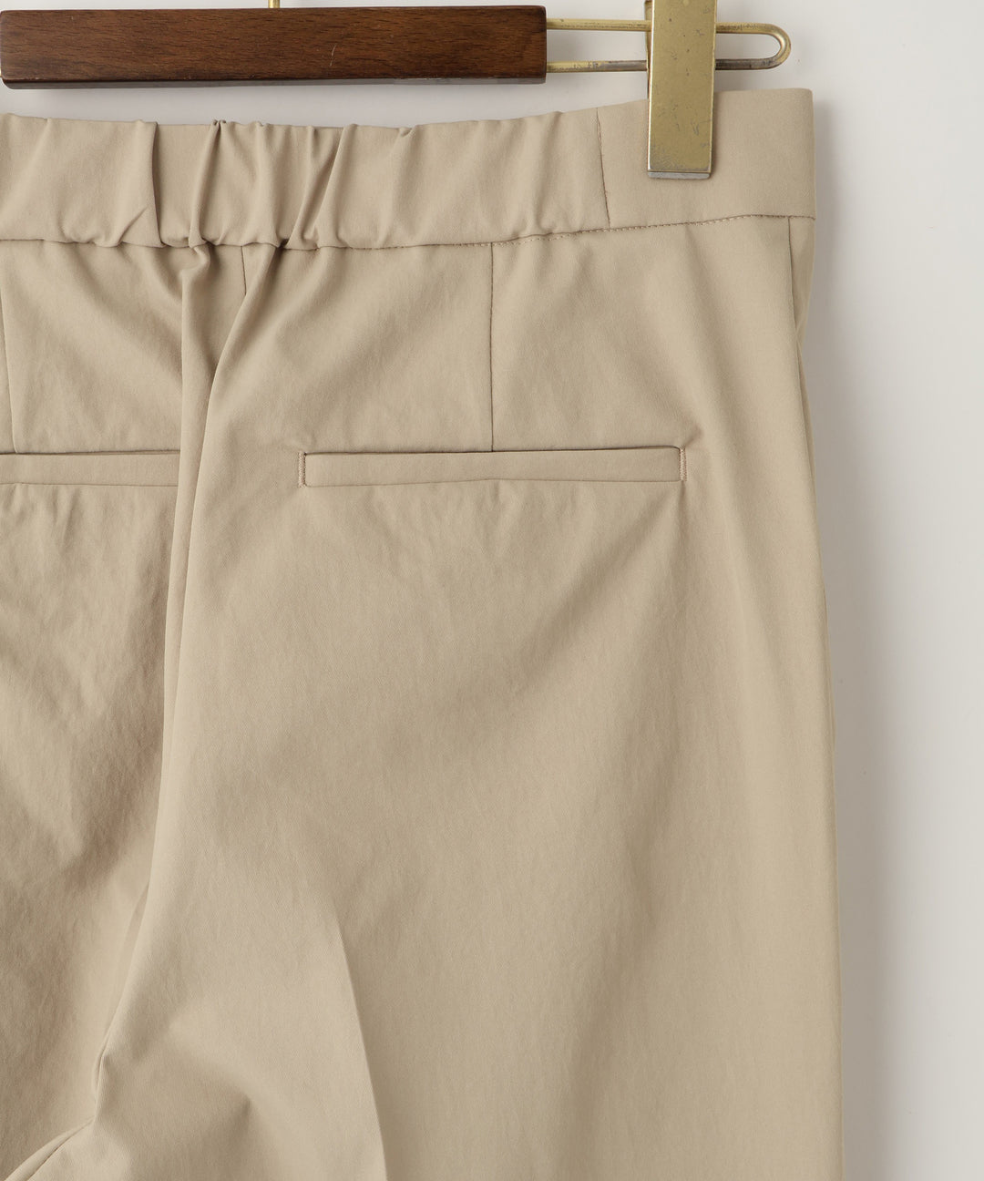 テーパードパンツ