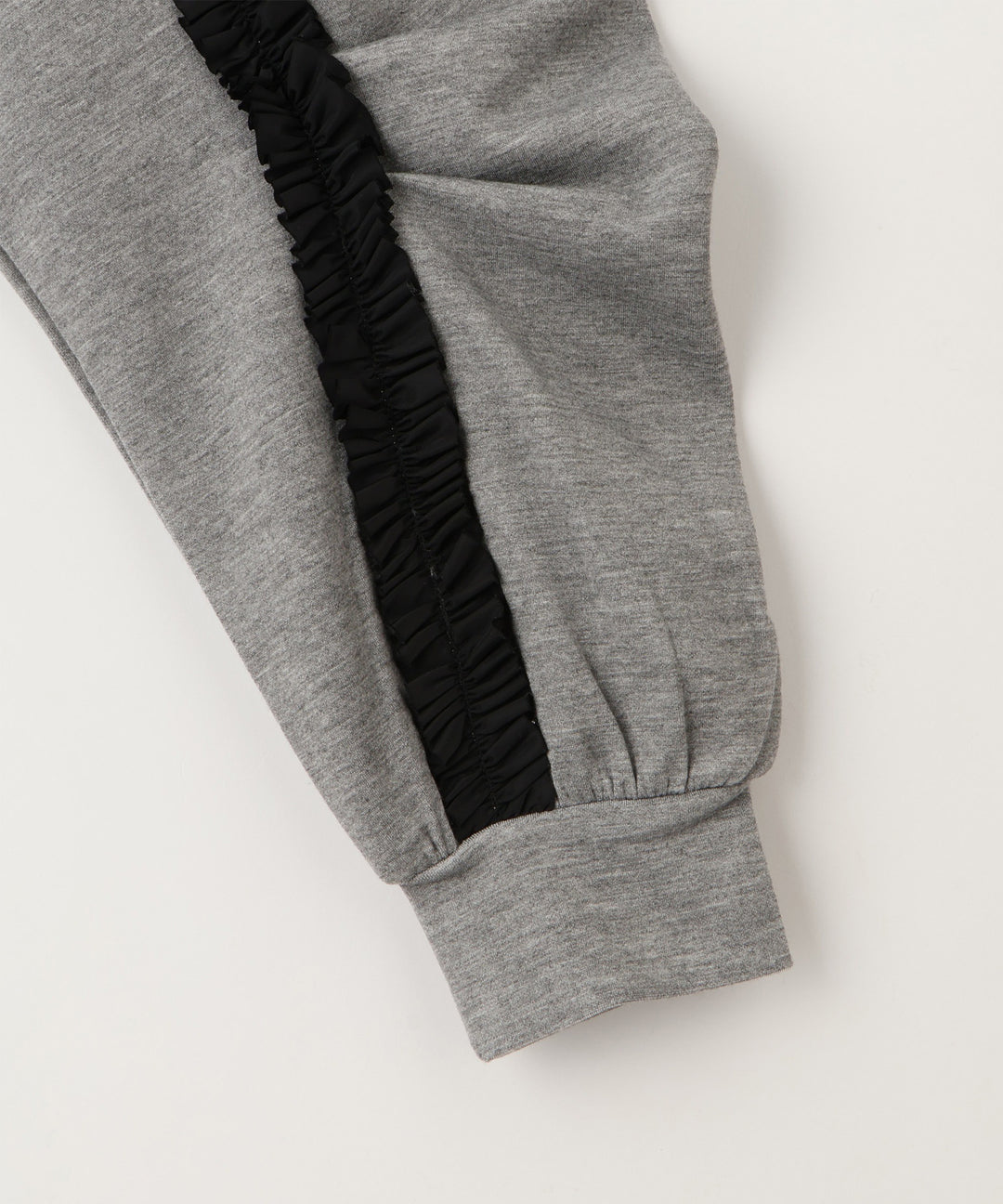 フリルテーププルオーバー