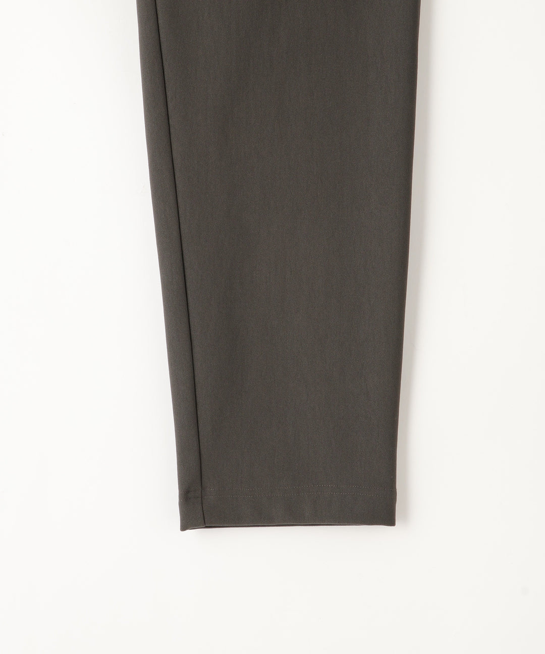 ストレッチテーパードパンツ