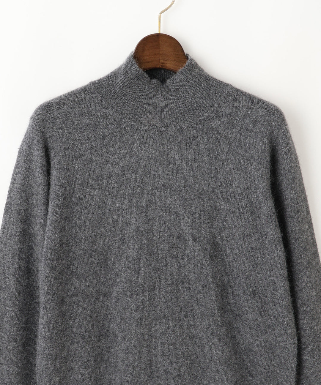 ラクーン混ハイネックニット