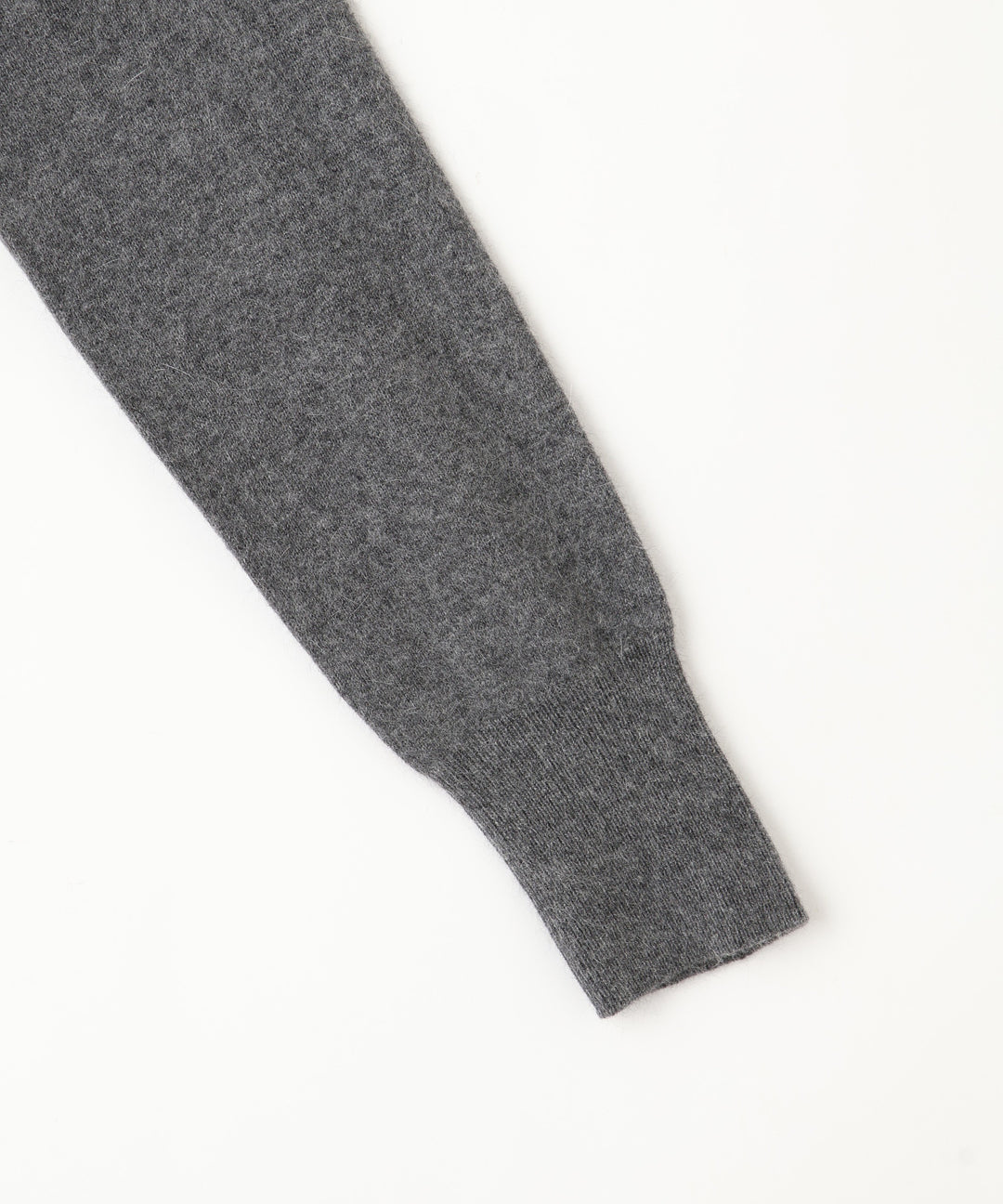 ラクーン混ハイネックニット