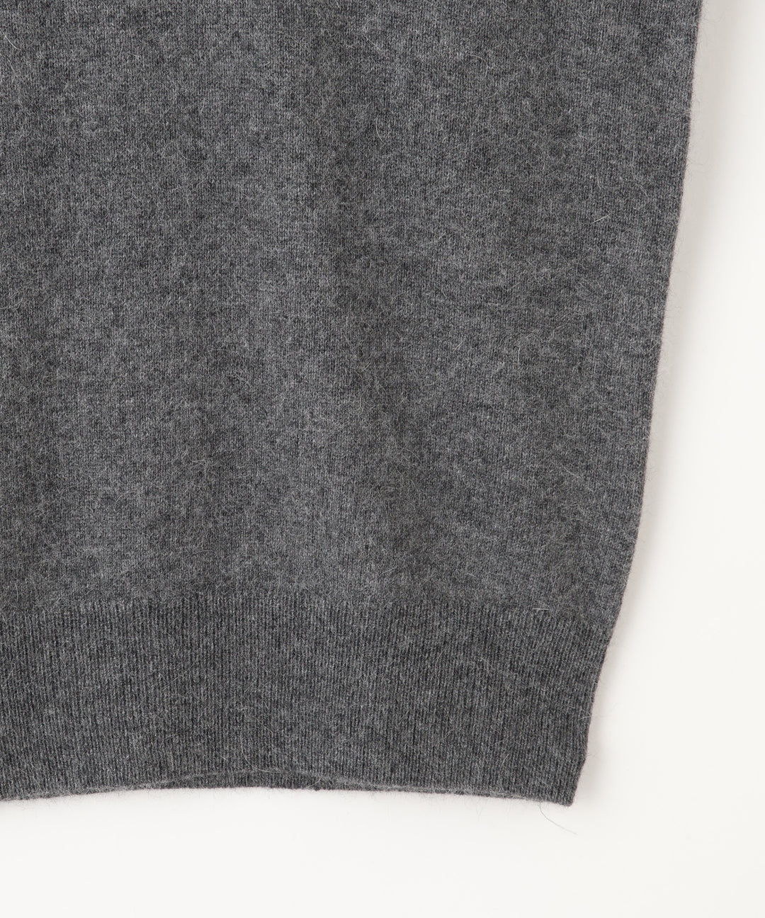 ラクーン混ハイネックニット