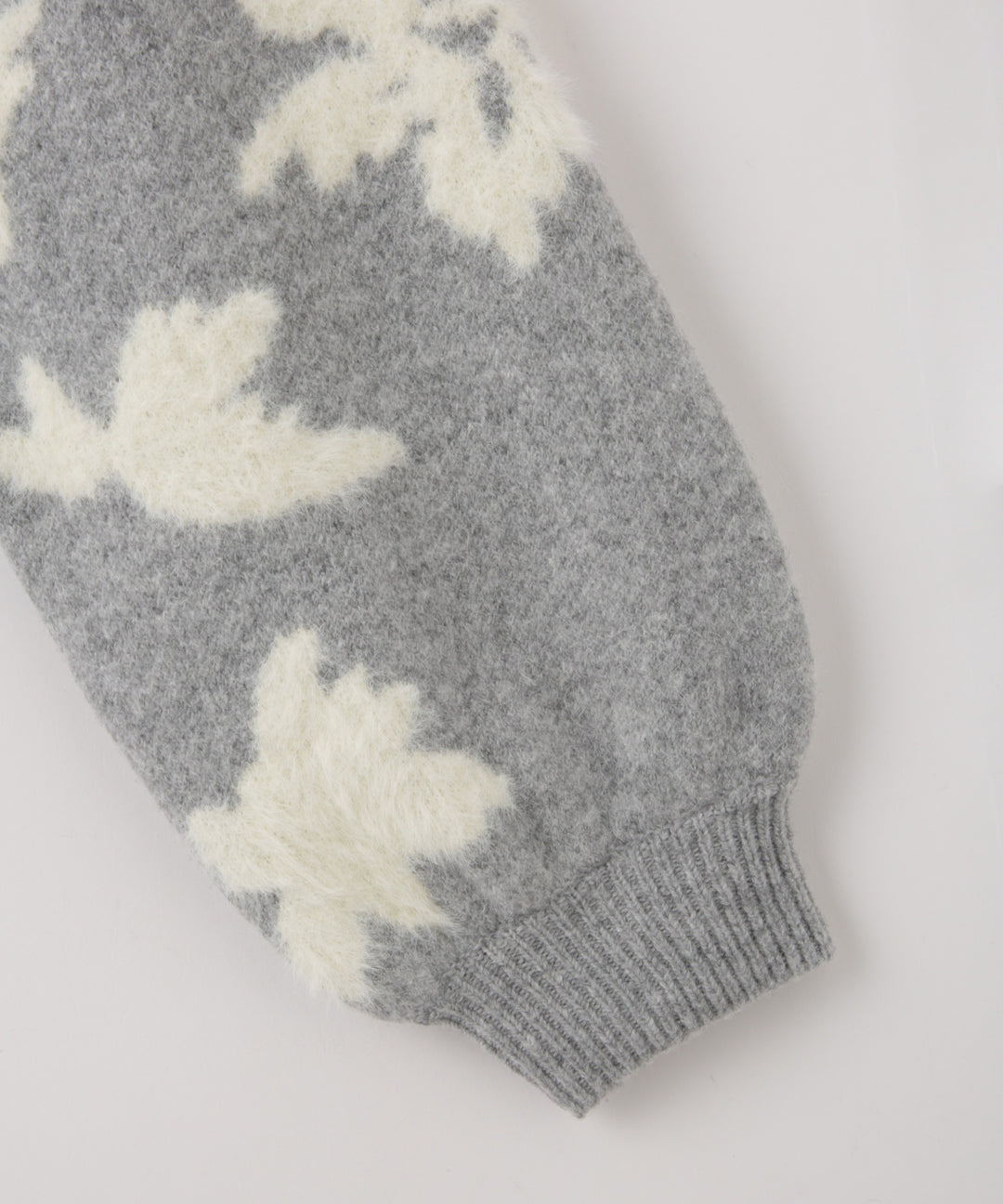 フェザーヤーンフラワー柄Vネックニット