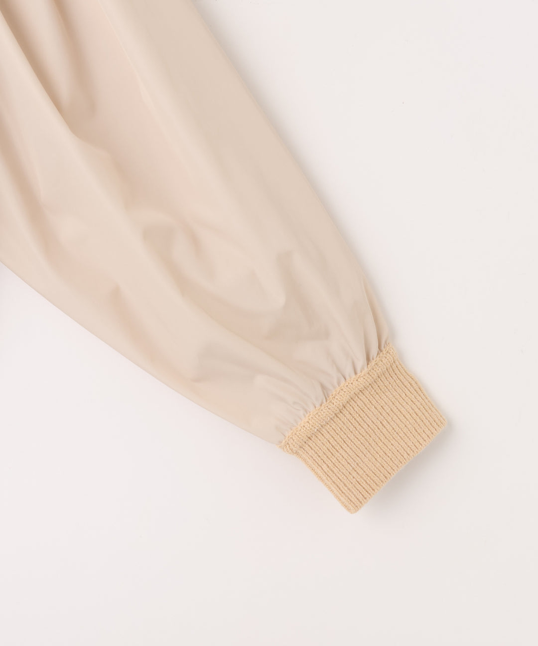 ケーブル×布帛スリーブ異素材ニット