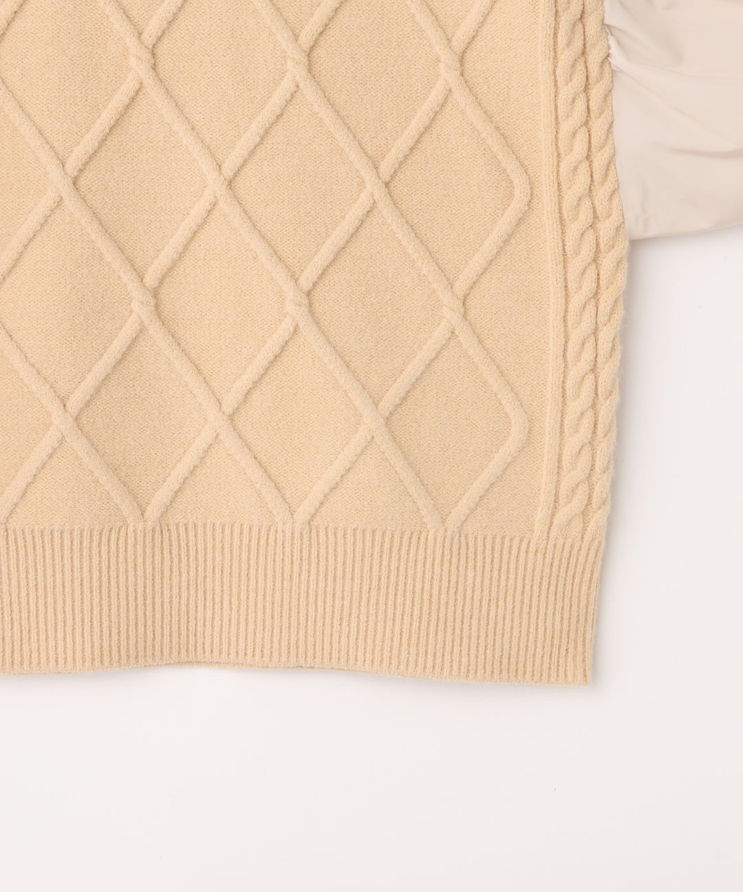 ケーブル×布帛スリーブ異素材ニット