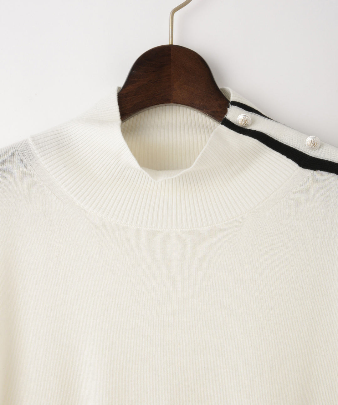 ラインテープスタンドネックニット