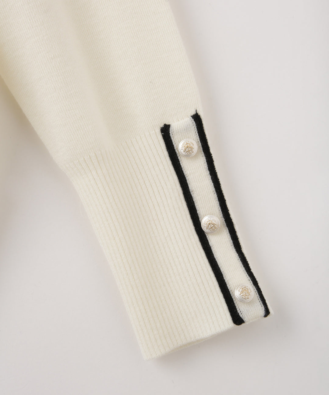 ラインテープスタンドネックニット