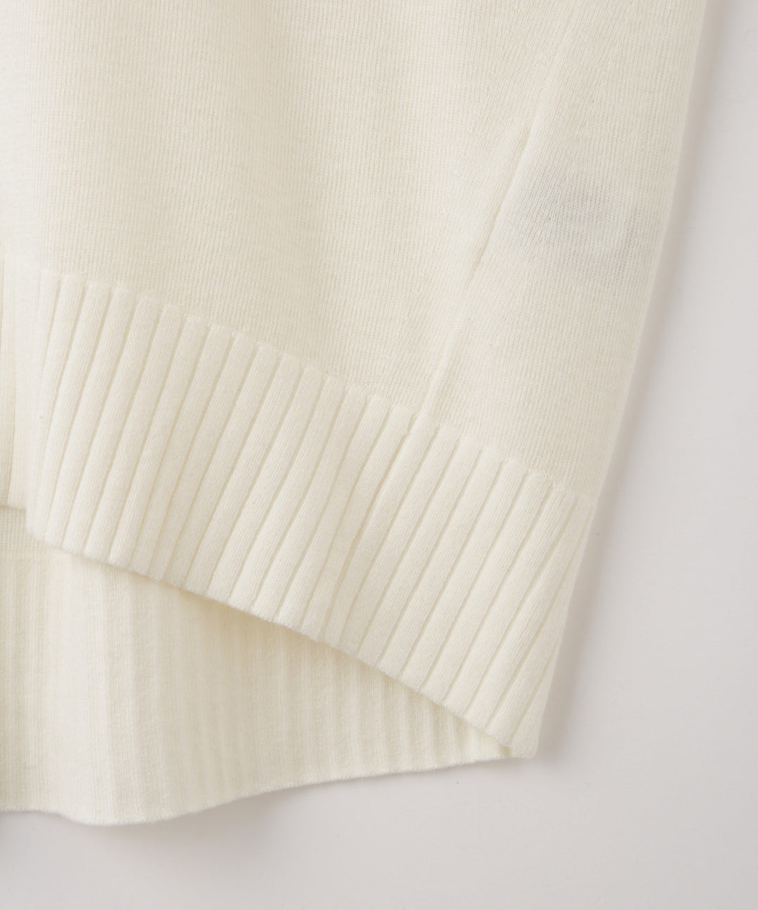 ラインテープスタンドネックニット