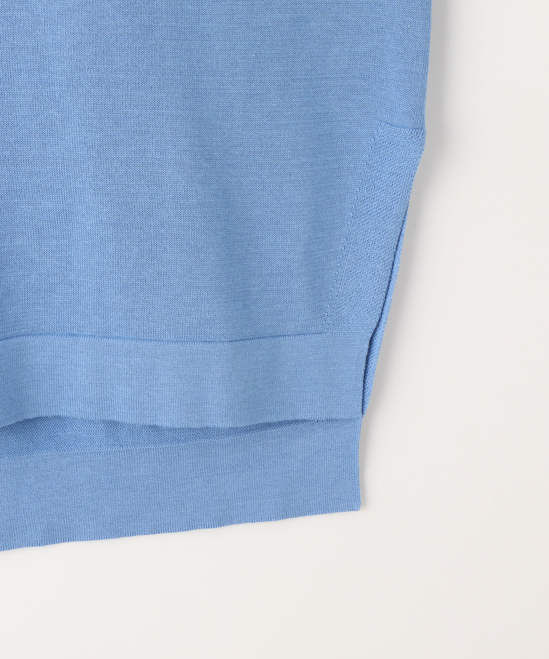 シンプルVネックニット