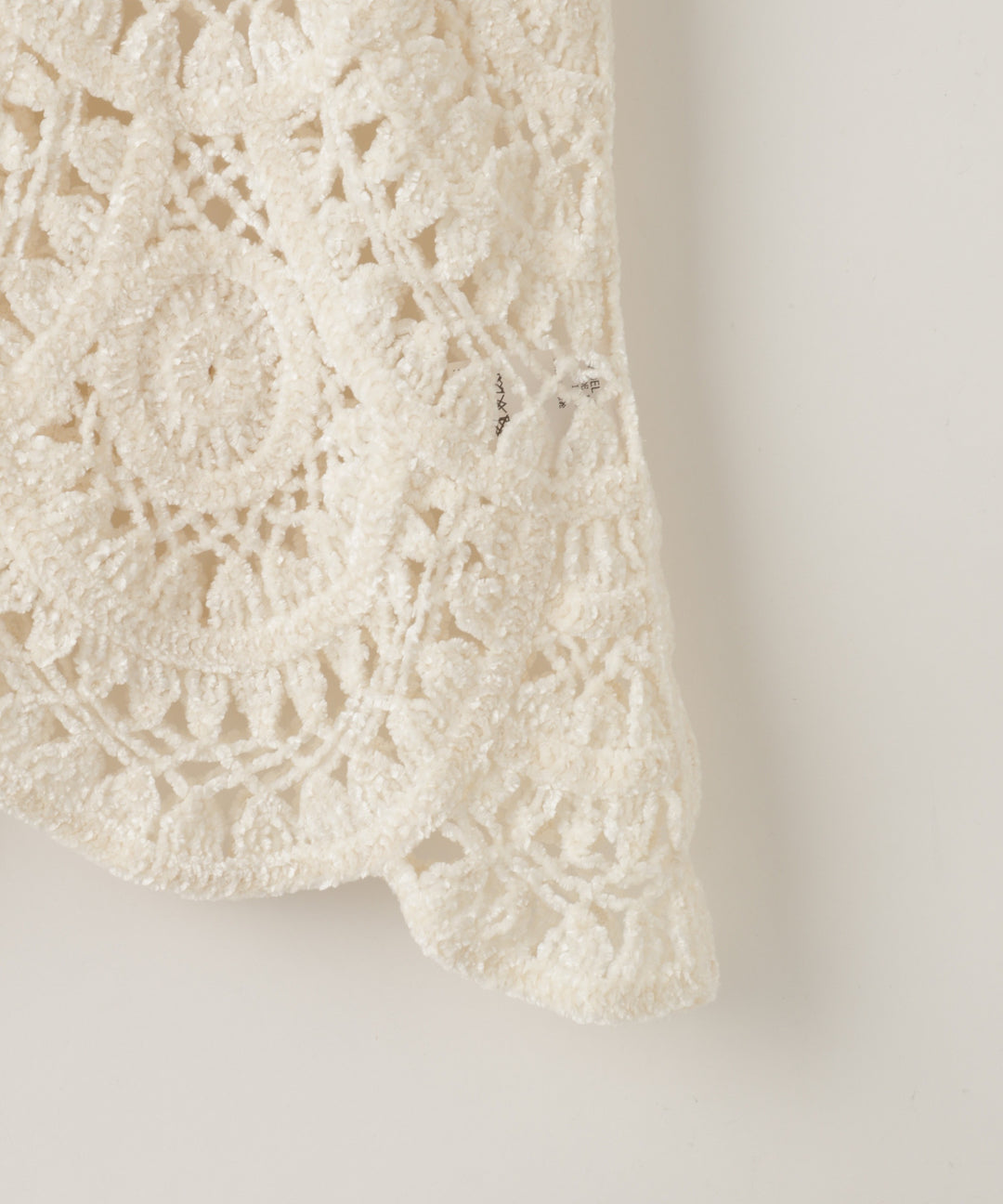 サークル刺繍アシンメトリーデザイントップス