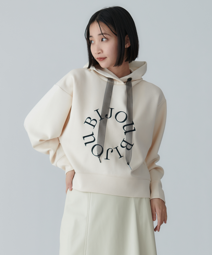 ロゴ刺繍パーカー