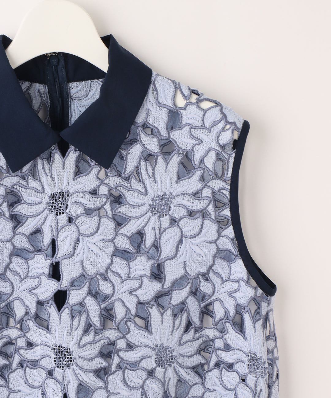 ケミカルレース衿つきノースリーブブラウス