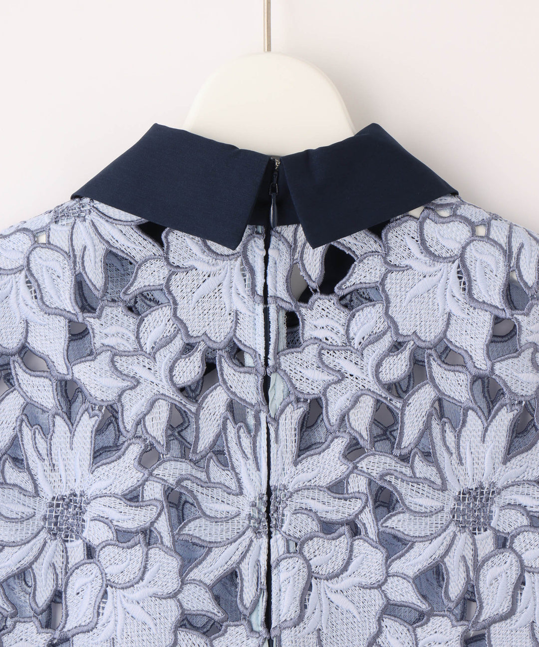 ケミカルレース衿つきノースリーブブラウス