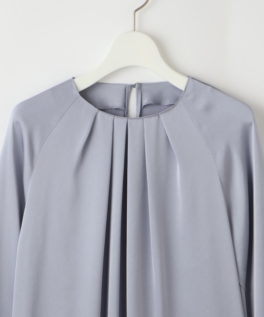 タックデザインサテンブラウス