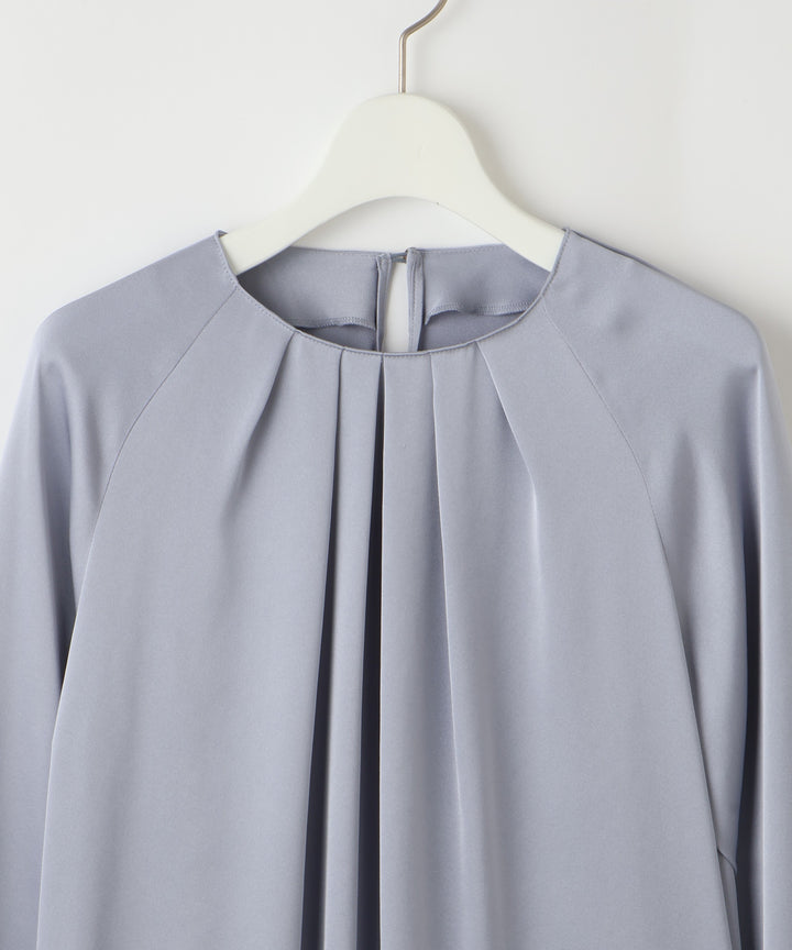 タックデザインサテンブラウス