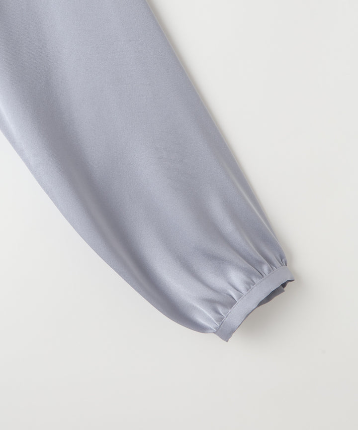 タックデザインサテンブラウス