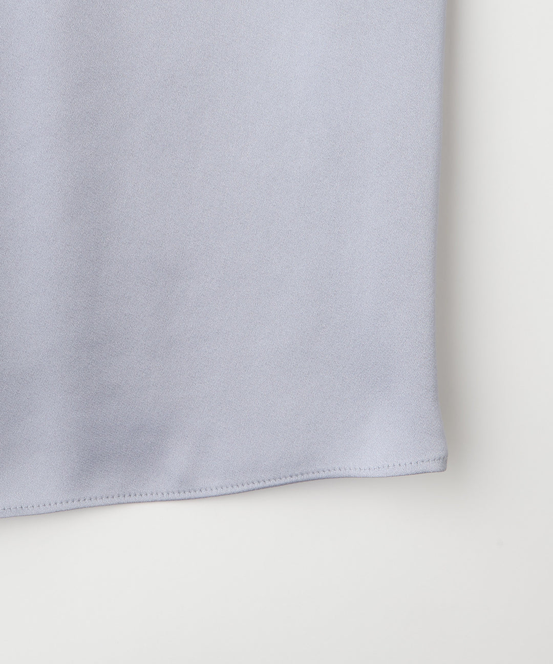 タックデザインサテンブラウス