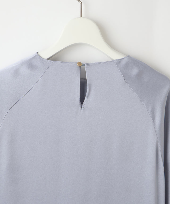 タックデザインサテンブラウス