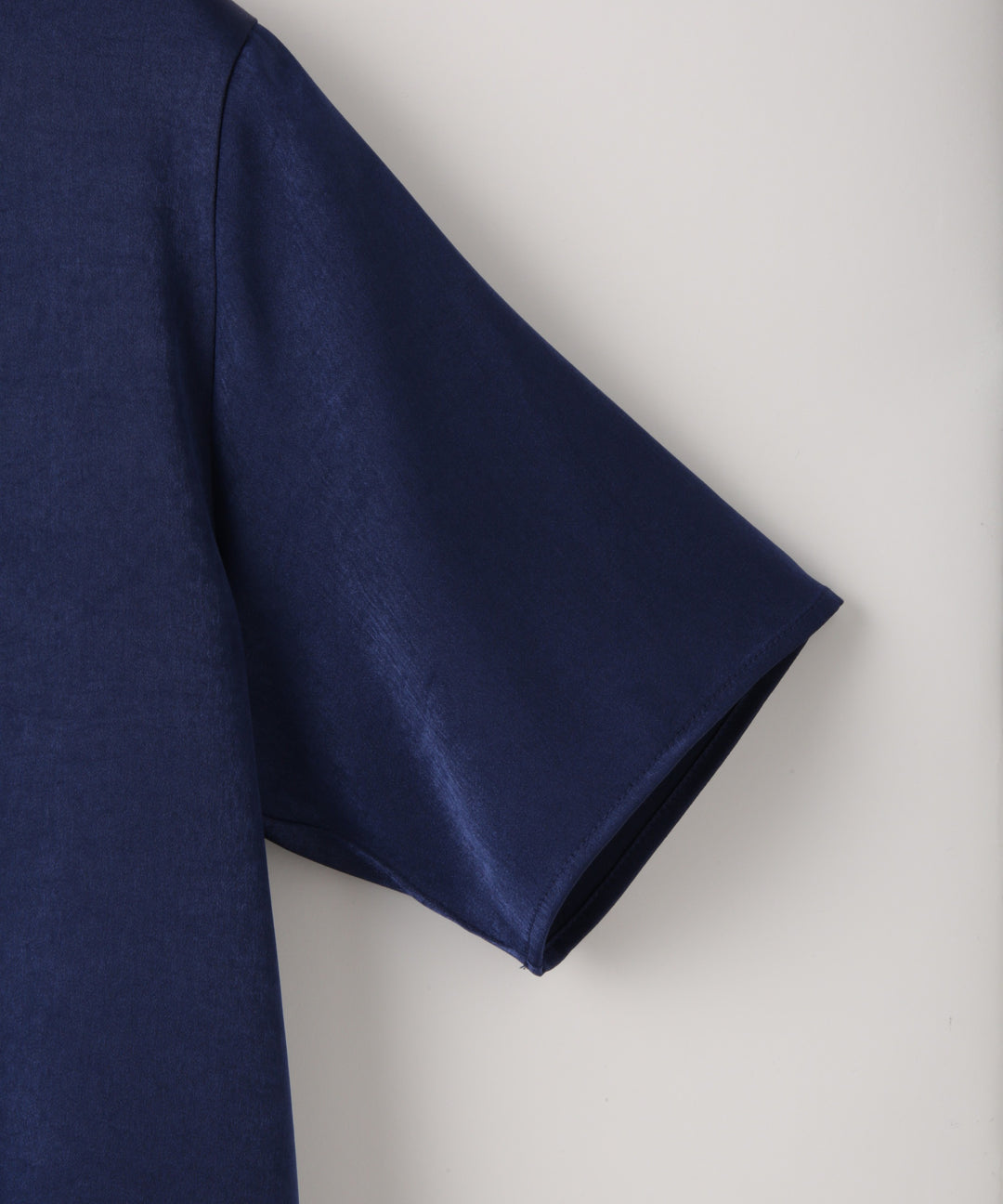 サテンTブラウス