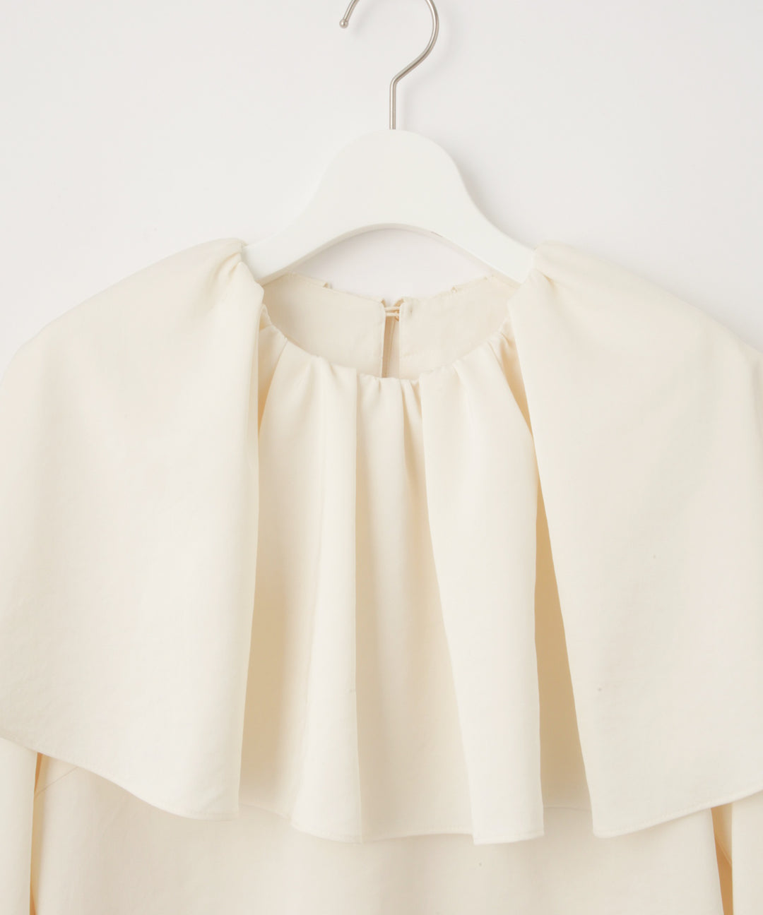 ビッグフリルブラウス
