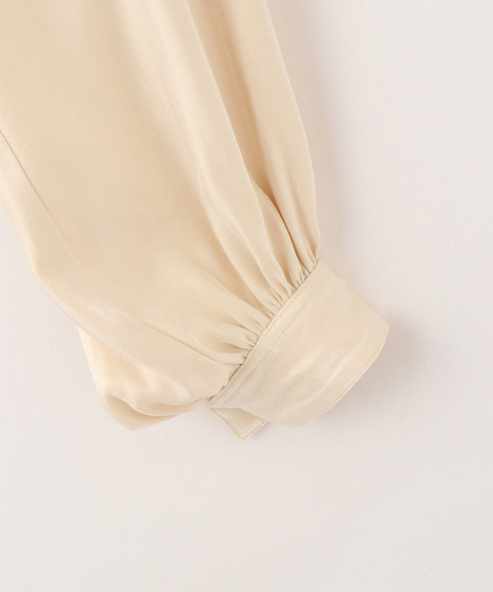ボリュームスリーブサテンブラウス