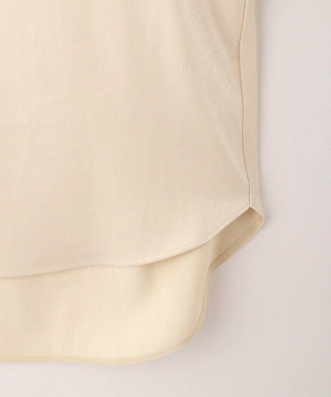 ボリュームスリーブサテンブラウス