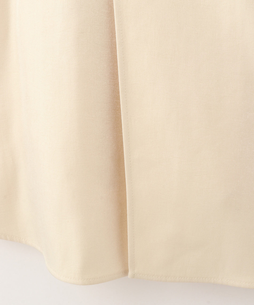 ボリュームスリーブサテンブラウス