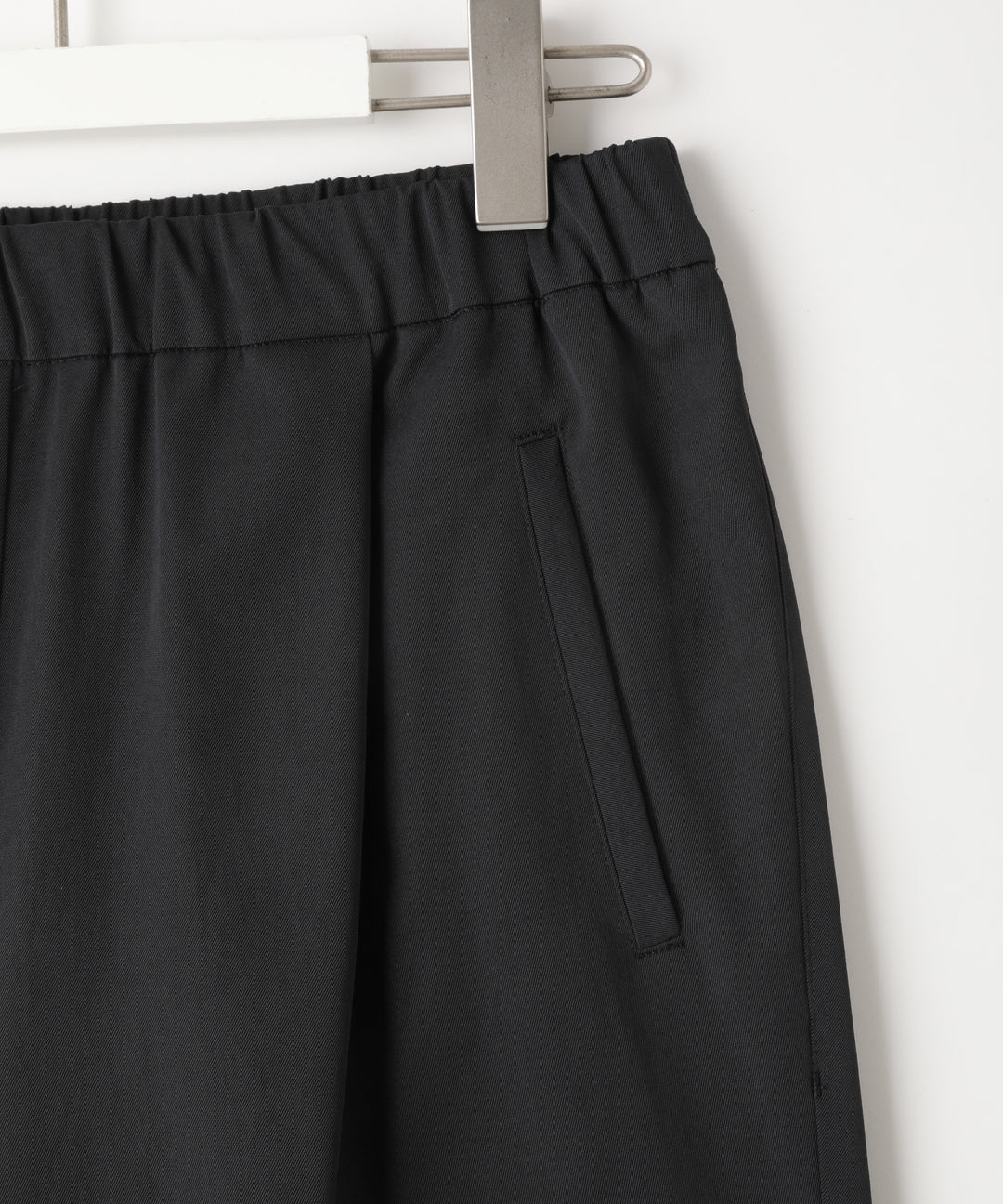 ストレッチテーパードパンツ