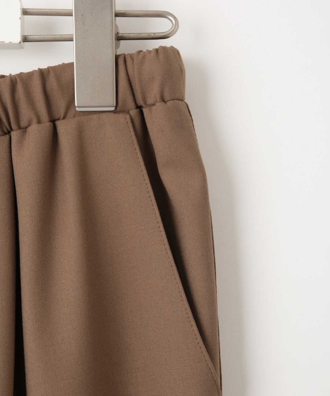 ストレッチテーパードパンツ