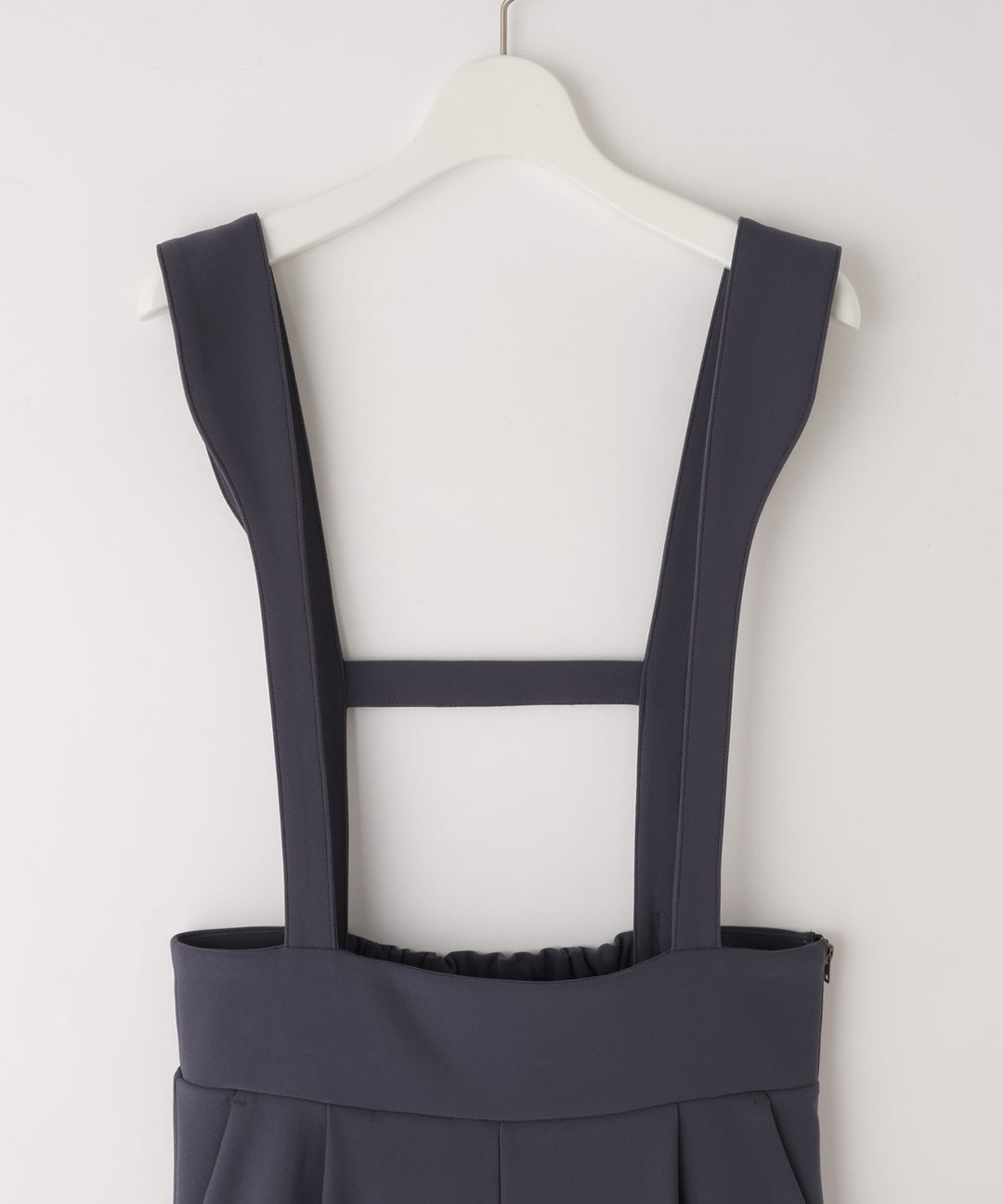 ストラップ付きタックワイドパンツ