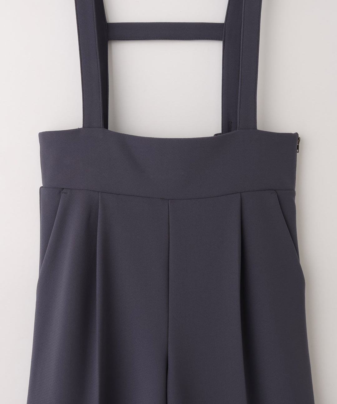 ストラップ付きタックワイドパンツ