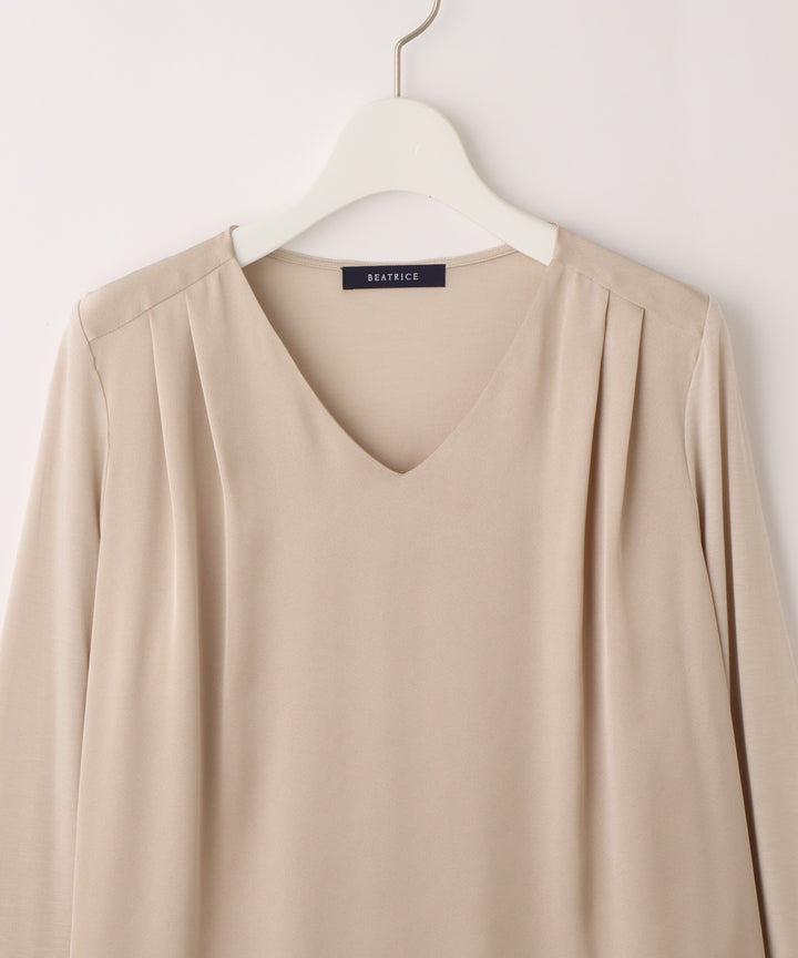 サテンVネックカットソー